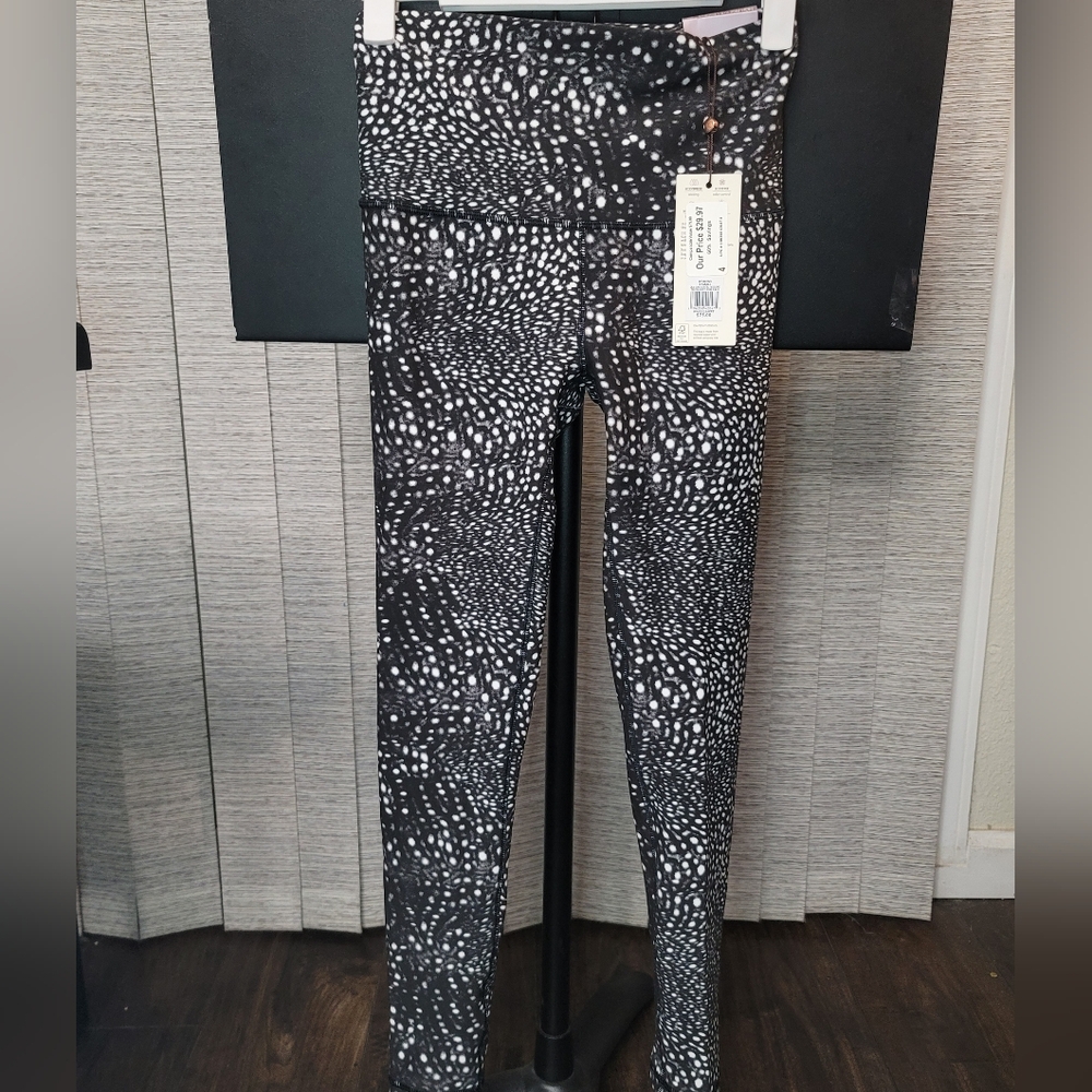 CALIA LEGGINGS: Essential Collection, By: Carrie Underwood Size: 7/8 (XS)